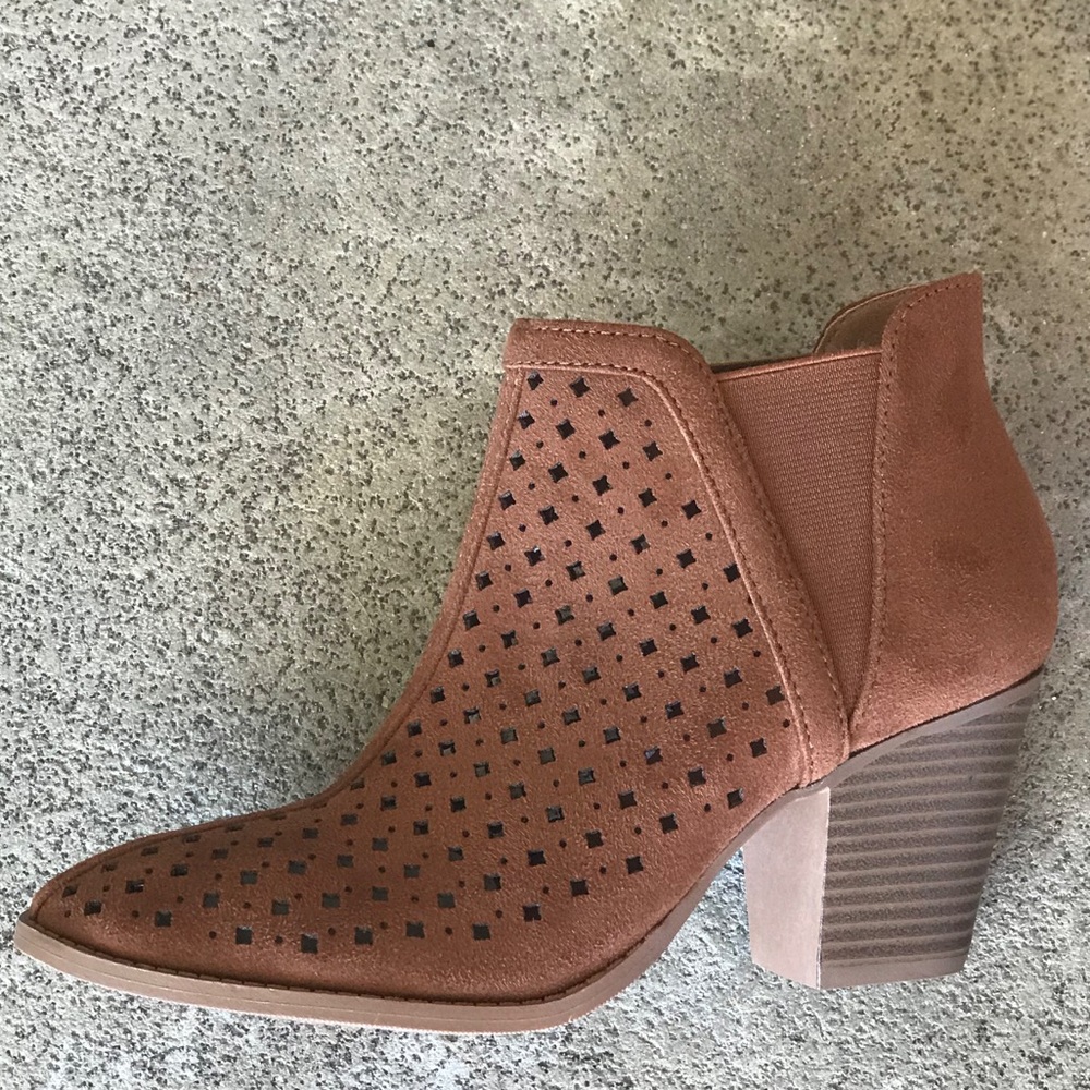 1LEFT! City Cognac Brown stacked Heel V Cut Bootie - Picture 3 of 5